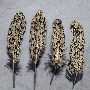 200 PACK DEFECTIVE FEATHERS Gold painted pattern black feathers, 17-20 cm, 6-8 inches, Loose goose smudge feathers. image 1