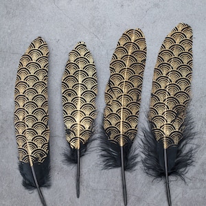 200 PACK DEFECTIVE FEATHERS Gold painted pattern black feathers, 17-20 cm, 6-8 inches, Loose goose smudge feathers. image 2