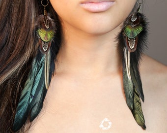 Boucles d'oreilles longues, boucles d'oreilles en plumes bohèmes irisées noires et vertes, plumes d'oiseaux naturelles, boucles d'oreilles d'été faites à la main, bijoux du festival Long Drop