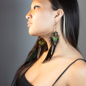 Long earrings, Black & green iridescent boho feather earring, Natural bird feathers, Handmade Summer earrings, Long Drop festival jewellery zdjęcie 10