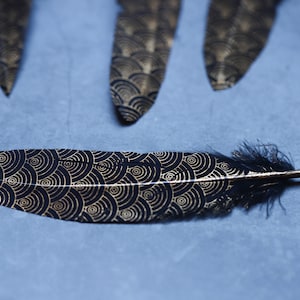 200 PACK DEFECTIVE FEATHERS Gold painted pattern black feathers, 17-20 cm, 6-8 inches, Loose goose smudge feathers. image 7