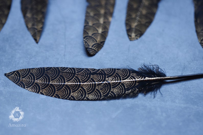 200 PACK DEFECTIVE FEATHERS Gold painted pattern black feathers, 17-20 cm, 6-8 inches, Loose goose smudge feathers. image 7