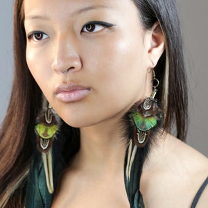 Long earrings, Black & green iridescent boho feather earring, Natural bird feathers, Handmade Summer earrings, Long Drop festival jewellery zdjęcie 8