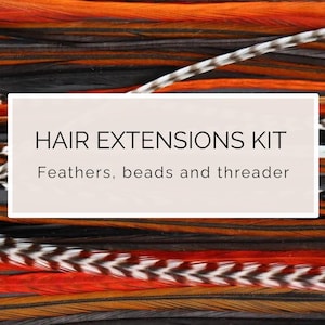 Pode incluir: Um kit de extensões de cabelo com uma coleção de penas longas e finas em tons de laranja, preto e branco com um padrão de riscas. Uma etiqueta retangular branca no centro exibe o texto HAIR EXTENSIONS KIT Feathers, beads and threader.