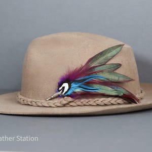 Skimrande lila fjäderhattnål, unik boho hippie Trilbybrosch, lila uttalande för brudgummen, bröllopsboutonniere