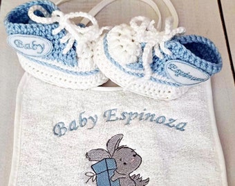 Neugeborenen Baby Namen Turnschuhe und Lätzchen, Monogramm Unisex Babyschuhe, gehäkelte Babyboots, einzigartige Babyschuh, gestrickte Babykleidung