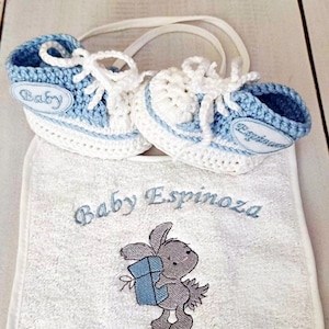 Personalized newborn baby name sneakers and bib, Monogram Unisex baby shoes, crochet baby booties, unique baby shoe, knitted baby clothes