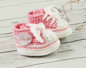 Baskets personnalisées pour nouveau-né, chaussures de bébé Unisexe Monogram, boutique de chaussons de bébé au crochet, chaussure de bébé unique, vêtements de bébé tricotés