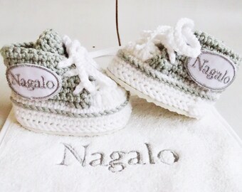 Baby Namensschuhe und Lätzchen, Monogramm Unisex Babyschuhe, gehäkelte Babyschuhe, unikat Babyschuh, gestrickte Babykleidung