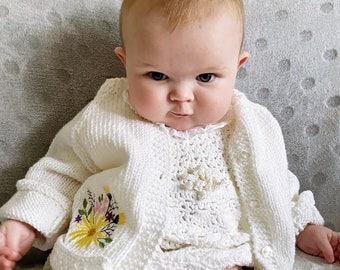 Cardigan blanc tricoté à la main pour bébé, gilet pour bébé blanc, broderie personnalisée de pull pour bébé, vêtements pour nouveau-nés à emporter à la maison, vêtements pour bébé tricotés