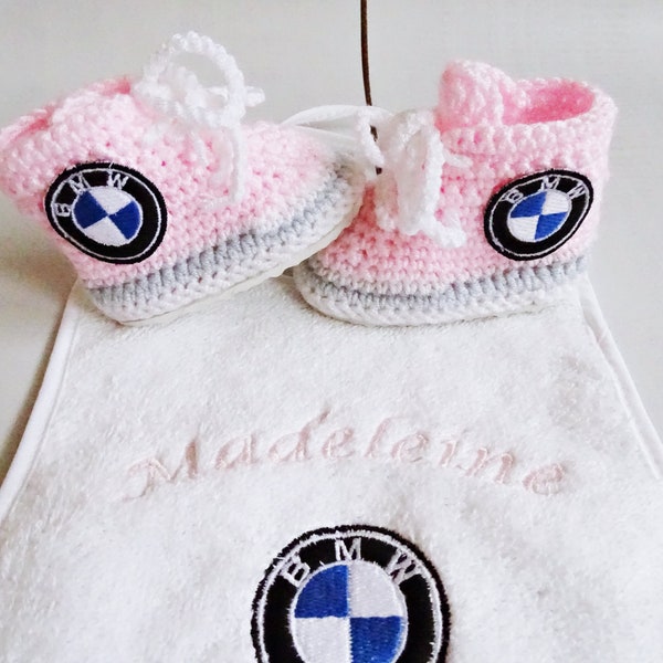 Ensemble cadeau bébé, baskets au crochet logo bmw, bavoir de broderie personnalisé, chaussons bébé au crochet, vêtements de bébé tricotés, chaussures de sport au crochet, reborn