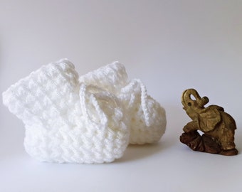 Ensemble chaussons bébé, pantoufles blanches pour bébé, chaussons bébé au crochet, vêtements de bébé nouveau-né, vêtements de bébé tricotés