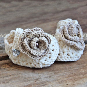 Crocheted baby sandals. I used organic cotton. The little sandals are decorated with a beautiful flower with a pearl, also in beige, securely fastened so as not to pose a danger to the baby.