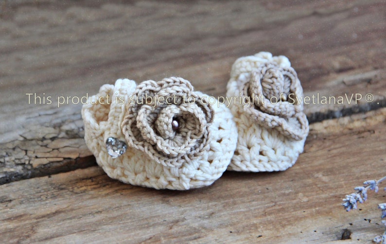 Crocheted baby sandals. I used organic cotton. The little sandals are decorated with a beautiful flower with a pearl, also in beige, securely fastened so as not to pose a danger to the baby.