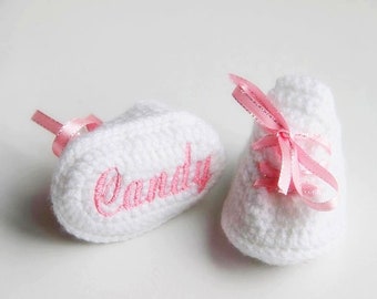 Chaussures de bébé personnalisées avec nom personnalisé, chaussons de fille nouveau-né au crochet, vêtements de bébé tricotés, chaussons de bébé de baptême