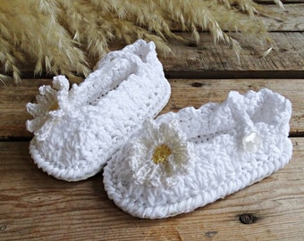 Sandales pour bébés au crochet avec marguerites, Sandales à semelles, Vêtements pour bébés mignons en coton biologique, Cadeau de fille nouveau-né, Buttines de boutique uniques