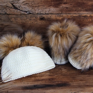 Baby Winter set of boots and hat with faux fur, Newborn boy gift, knitted baby clothes, newborn girl hat,  crocheted baby booties