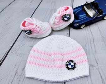 Ensemble rose nouveau-né logo bmw, baskets pour bébé, joli chapeau pour bébé, chaussures bébé personnalisées, ensemble bébé personnalisé, vêtements bébé en tricot