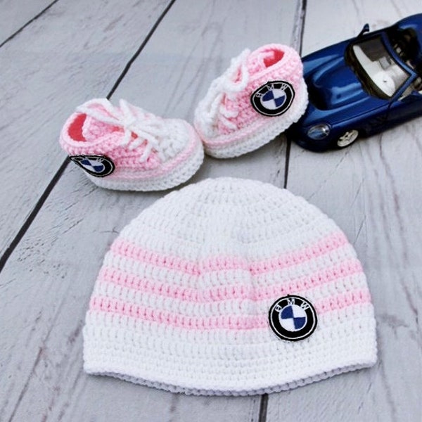 Roze pasgeboren babyset BMW-logo, babysneakers, schattig babymutsje, gepersonaliseerde babyschoentjes, aangepaste babyset, gebreide babykleding