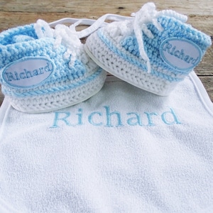 Personalized newborn baby name sneakers and bib, Monogram Unisex baby shoes, crochet baby booties, unique baby shoe, knitted baby clothes