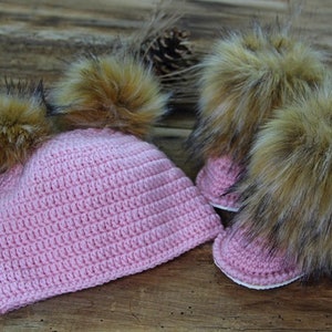 Bébé lot de bonnet et chaussons en fausse fourrure, cadeau de naissance fille, tricoté vêtements de bébé, jeu d’hiver, chapeau infantile, chapeau de bébé rose
