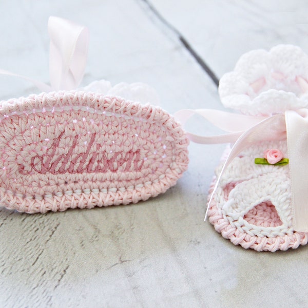 Sandales de bébé au crochet blanc, nom de bébé, vêtements de bébé mignon en coton biologique, cadeau de fille nouveau-né, couleur personnalisée, chaussons de boutique uniques