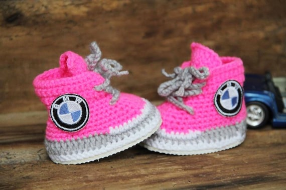 Baskets bébé rose, baskets logo BMW, chaussures bébé personnalisées, baskets  fille nouveau-né, vêtements bébé tricotés -  France