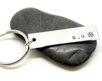 Personalisierter handgestempelter Schlüsselanhänger - Anpassen mit Namen, Initialen, Daten.- Geschenk für Bräutigam, Ehemann, Vater, Mutter, Freunde,