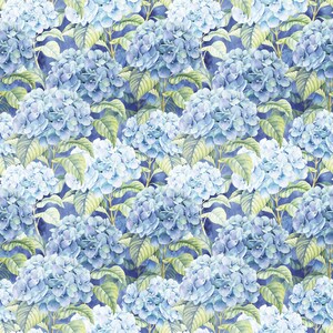 Op de afbeelding: Een naadloos patroon met blauwe hortensia bloemen met groene bladeren op een lichtblauwe achtergrond.
