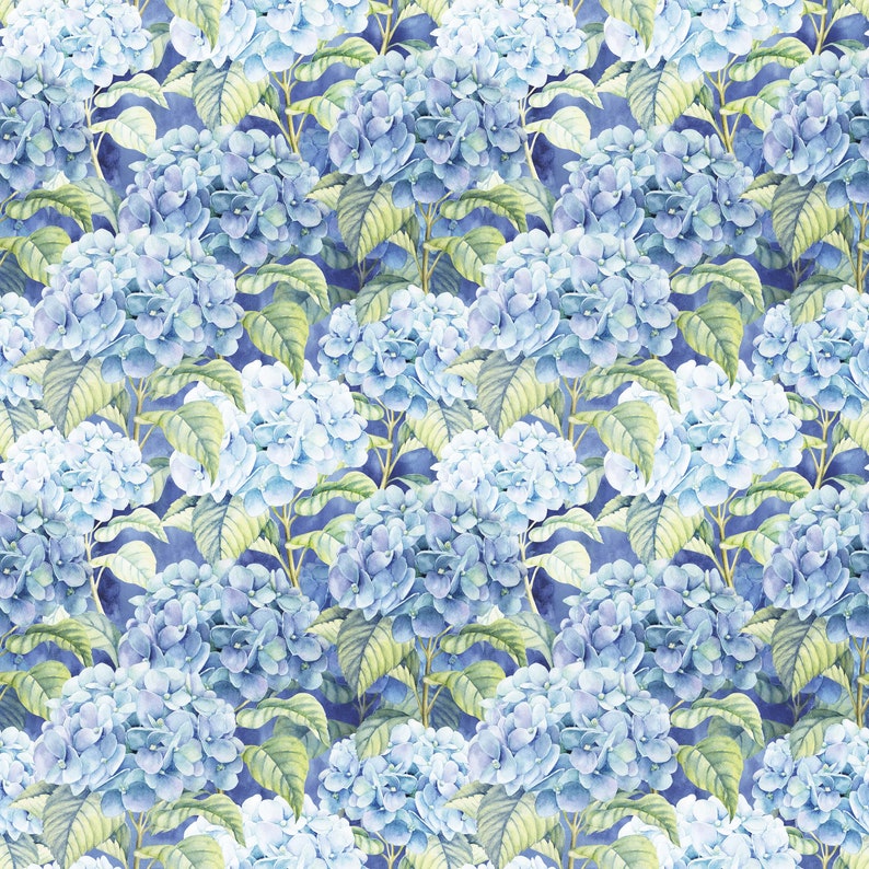 Op de afbeelding: Een naadloos patroon met blauwe hortensia bloemen met groene bladeren op een lichtblauwe achtergrond.