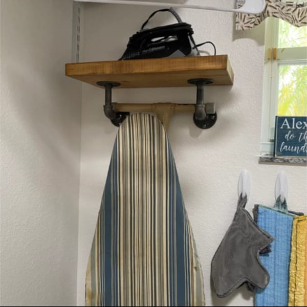 Soporte rústico para tabla de planchar con estante: Almacenamiento para lavandería de estilo rústico