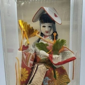 Vintage Geisha Doll in Display Case: Oriental Collectible Souvenir