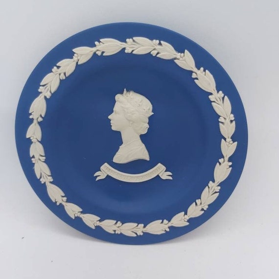 Queen Elizabeth II Silver Jubilee Trinket Box Wedgwood Jasperware Cobolt Blue Queen Elizabeth II Silver Jubilee Trinket Box Wedgwood Jasperware Cobolt Blue