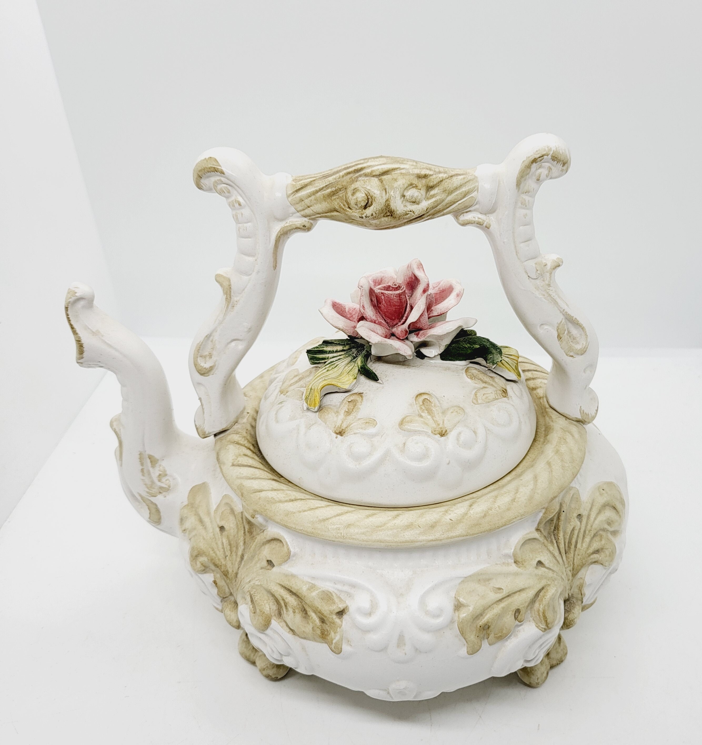 カポディモンテの花柄磁器花瓶またはティーポット：イタリアの