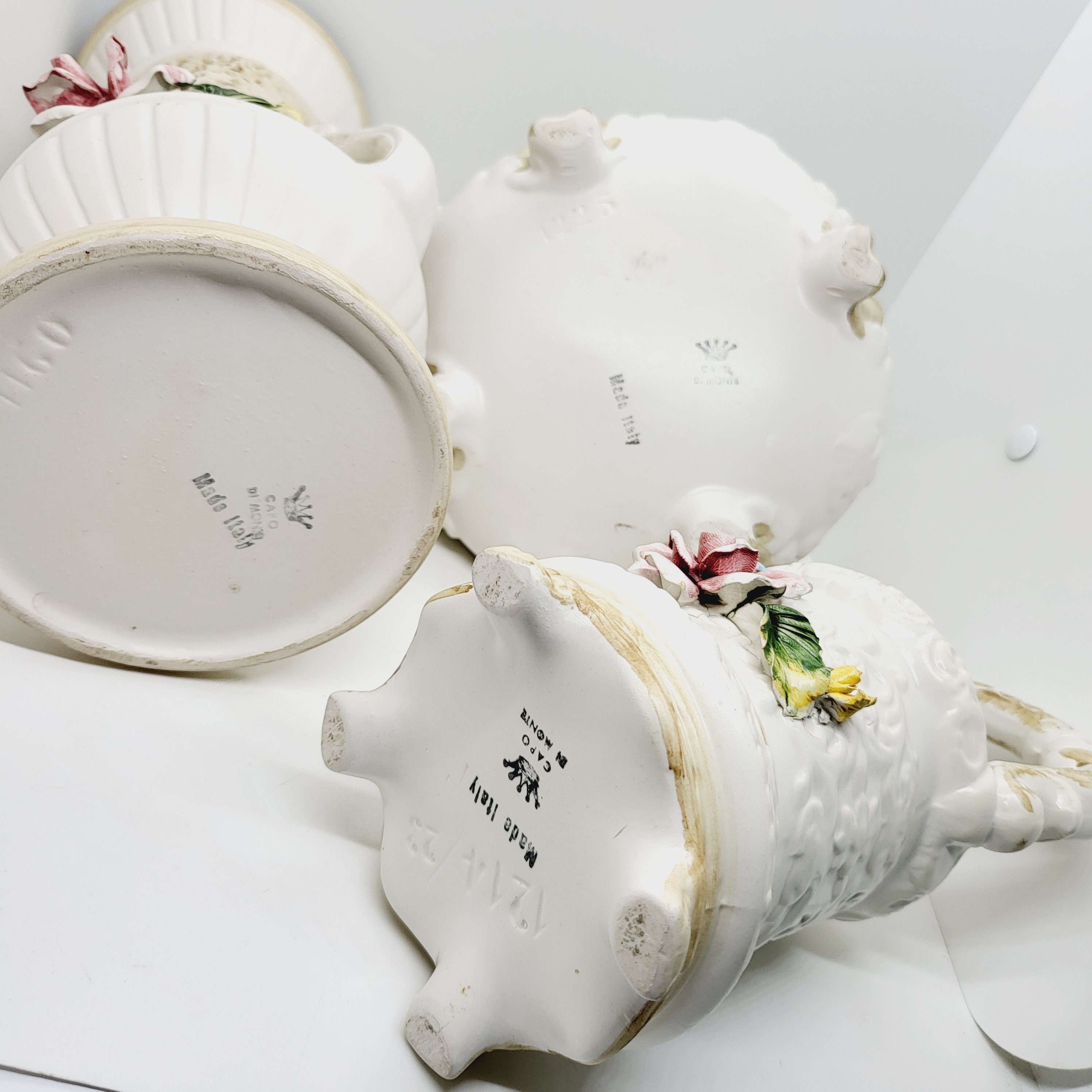 カポディモンテの花柄磁器花瓶またはティーポット：イタリアの