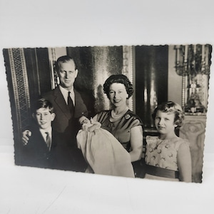 Postkarte der britischen Königsfamilie, Queen Elizabeth II, Prinz Philips, 1960 vintage schwarzweiß-Fotografie