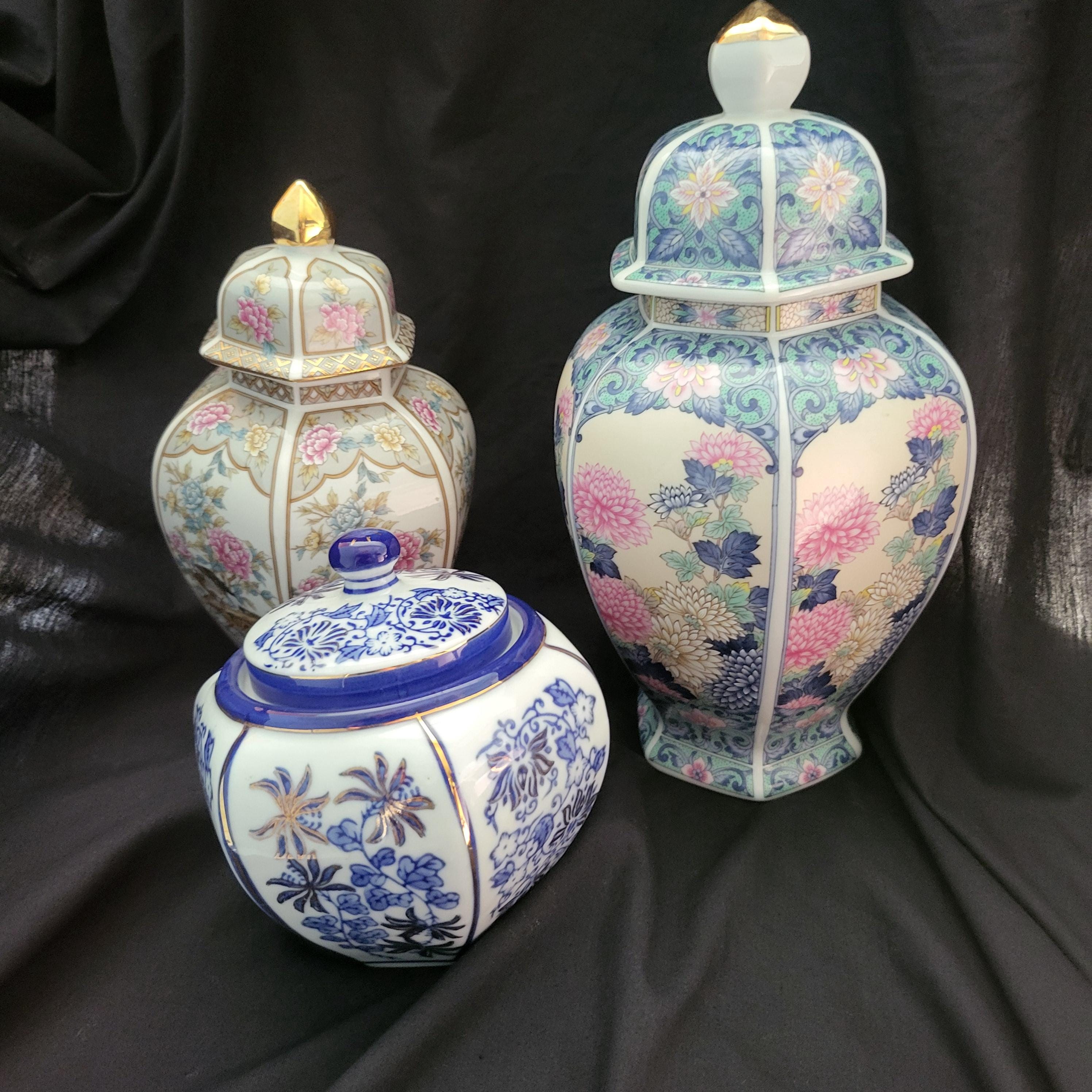 ヴィンテージの花柄磁器ジンジャージャー：青、白、金の蓋付き壷