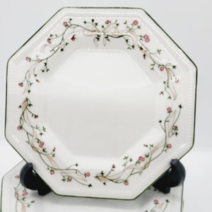 Peut inclure: Assiette octogonale blanche avec un motif floral vert et rose. L'assiette a un bord vert et un centre blanc avec un motif floral de fleurs roses et de feuilles vertes.