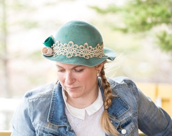 Green vintage hat, felt hat, hat decorated with roses and white lace, felt recovered, unique, made-to-measure, eco-friendly