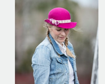 Fuchsia vintage hat, felt hat decorated with three roses and flowers lace, felt recovered, made-to-measure, eco-responsible