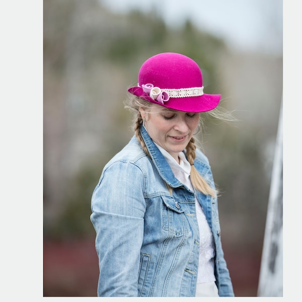 Chapeau vintage fushia, chapeau de feutre orné de trois roses et de dentelle de fleurs, feutre récupéré, sur-mesure, éco-responsable