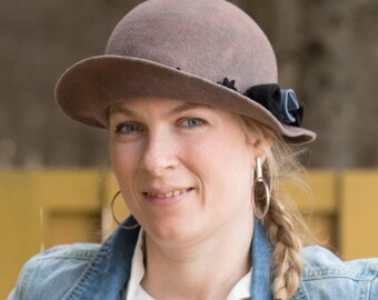 Old purple vintage bell hat, felt hat decorated with three roses and lace, felt recovered, made-to-measure, eco-friendly