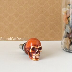 Tapón de botella de calavera de resina naranja quemada. ¡Genial para Halloween!