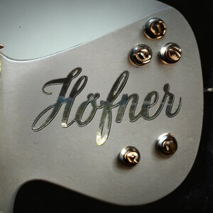 Set van twee Hofner-logostickers op de kop van goudfolie, echt glanzende goudfolie, klaar voor verzending