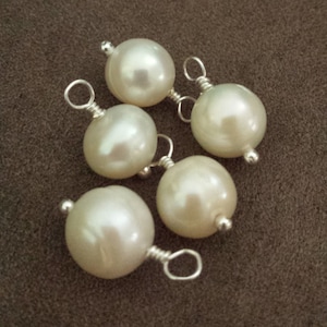 5 Natural Round Freshwater pearl charms, Perlas de agua dulce, Freshwater pearl dangles, minimalist