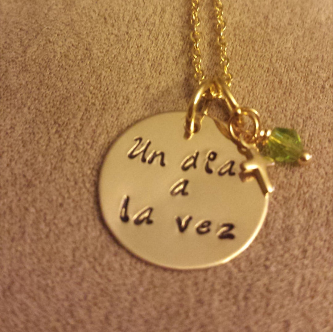 Un Dia a La Vez Inspirational Necklace Inspiracion - Etsy