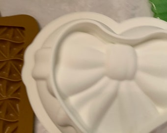 Heart mold with bow breakable