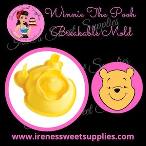 Może przedstawiać: Żółty, łamliwy foremka Winnie the Pooh do robienia ciast lub innych deserów. Foremka ma kształt głowy Winnie the Pooh i ma uśmiechniętą twarz. Foremka jest pokazana na różowym tle z tekstem "Winnie the Pooh Łamliwa Foremka" w kolorze czarnym.