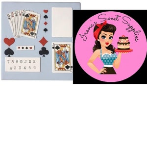 Peut inclure: Un moule en silicone bleu avec un motif de cartes à jouer, des chiffres et un espace vide. Le moule est destiné à la fabrication de décorations en pâte à sucre ou en pâte de gomme. Le texte "Irene's Sweet Supplies" est sur un cercle rose avec une femme de dessin animé tenant un gâteau.