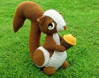 Pattern Squirrel amigurumi. By Caloca Crochet.